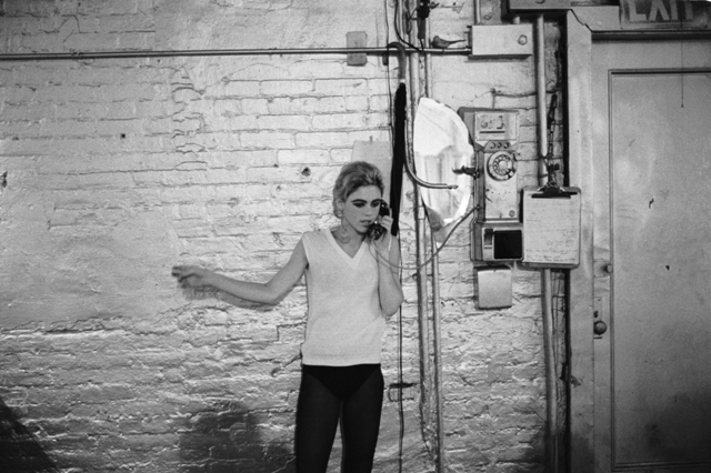 Stephen Shore. Edie Sedgwick usando el único teléfono de The Factory, NYC ca. 1965-1967.