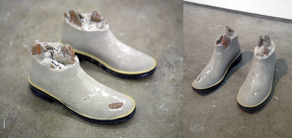 PRODUCTO | 2013 | Botas de caucho del artista, cemento, arena blanca, escombros de Al Borde. Armando Rosales