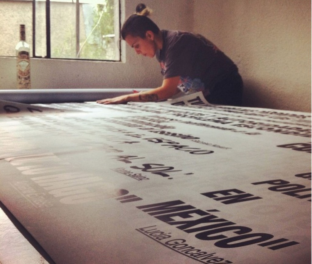         Violette Bule, becaria del programa SOMA Summer – Colección Patricia Phelps de Cisneros 2014, trabajando en los banners que pegaría alrededor de la Ciudad de México.