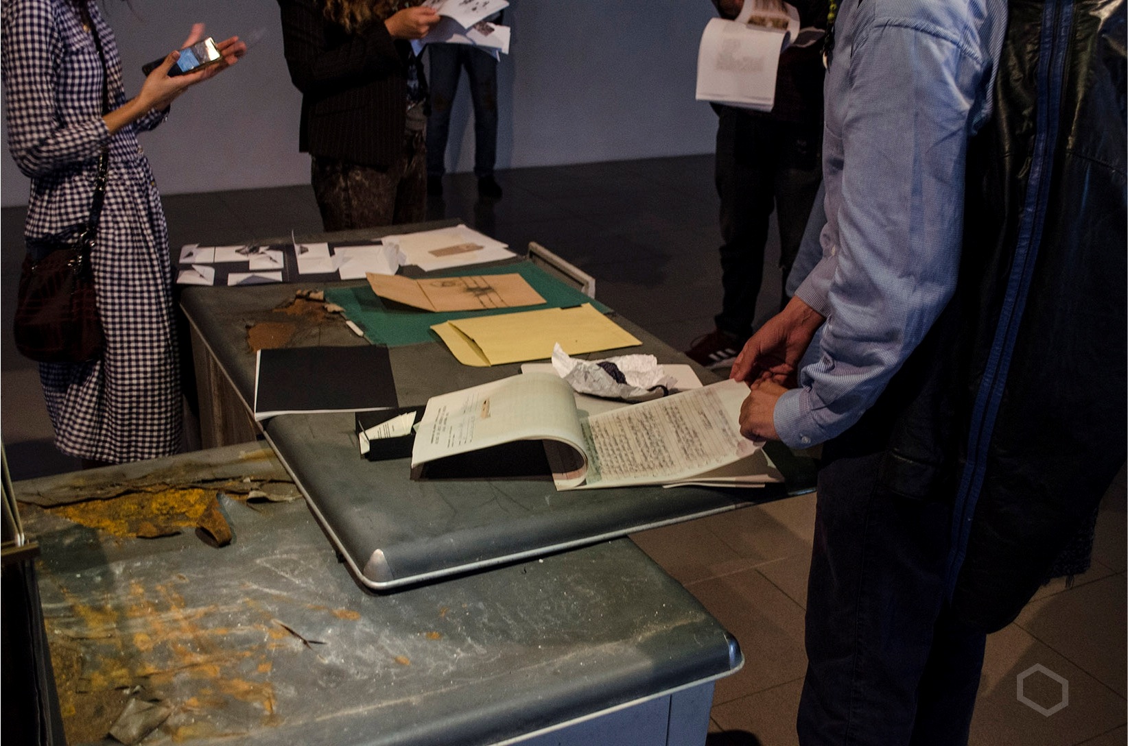 “_________________en el Pedestal” es un archivo abierto que reflexiona sobre el significado del monumento en la contemporaneidad