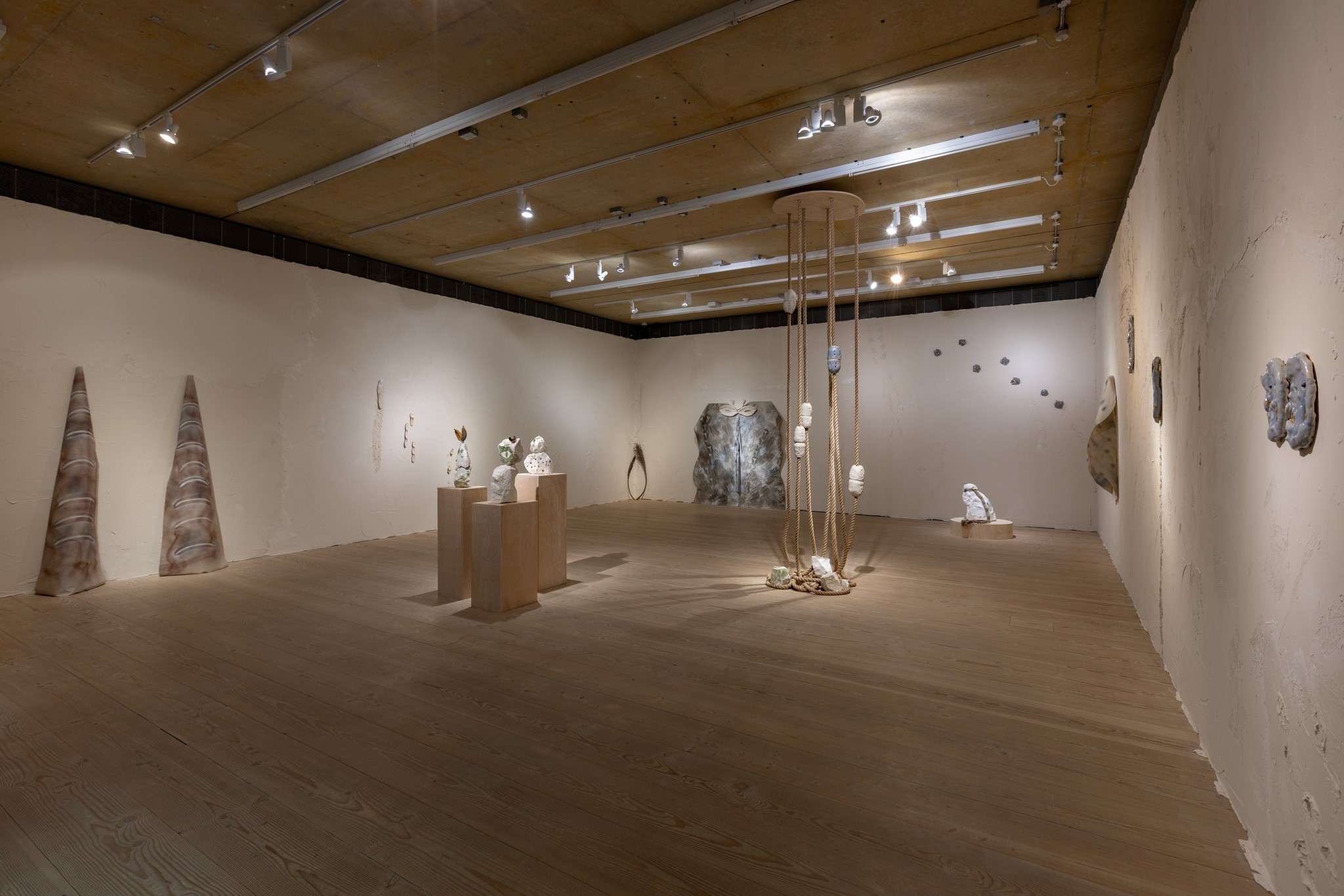 La exposición Faunal Succession de Lucía Pizzani en el Reino Unido propone una lectura geológica del presente