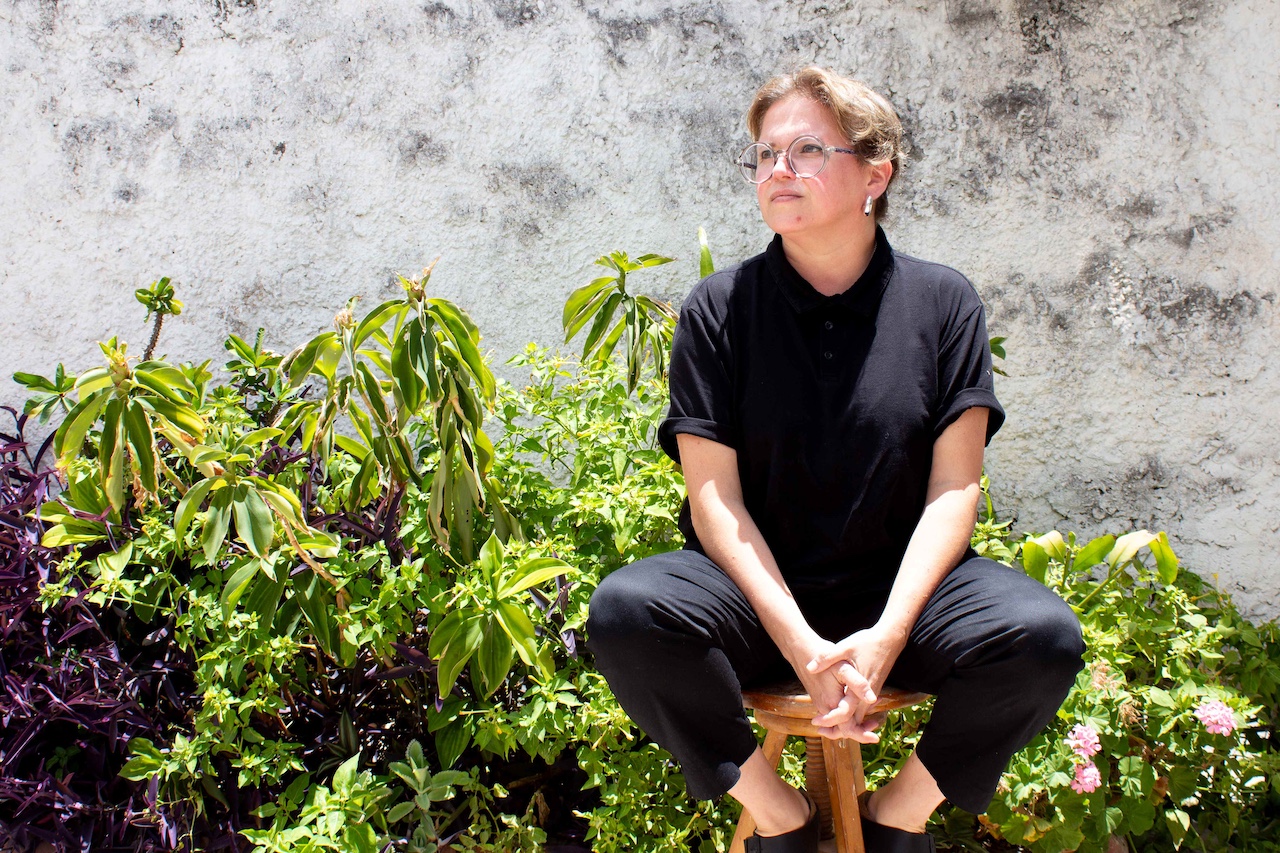 «Limonero en espalderas»: la primera individual de Paula Lavanderos en Caracas explora la migración y la poética de la adaptación material